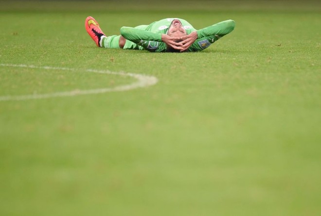 O atacante argelino Slimani desaba após o apito final na prorrogação | 