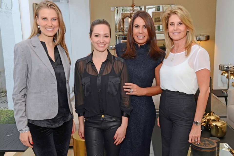 Márcia Almeida (de vestido) com as arquitetas Caroline Andrusko, Eliza Schuchovski e Claudia Guérios em sua loja Villa Batel, na quinta-feira, para a apresentação das coleções de peças de mobiliário assinadas pelos designers Zanini de Zanine e Bruno Faucz | Gerson Lima