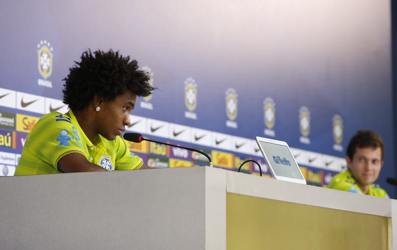 William e Bernard na coletiva da seleção neste domingo: ambos são cotados a entrar no lugar de Neymar | Hugo Harada / Gazeta do Povo