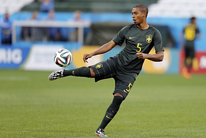 Fernandinho deu 57 toques na bola, sete a menos do que o atacante Neymar, e acertou 91% dos passes na partida contra a Colômbia | Albari Rosa/Gazeta do Povo