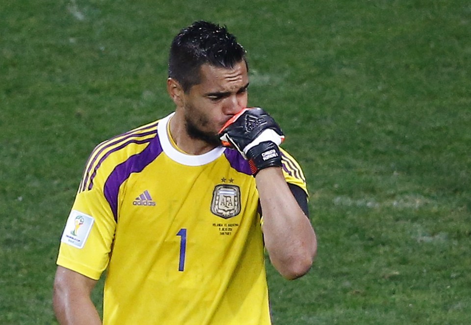Romero beija a luva após defender pênalti na semifinal | Ricardo Moraes/Reuters