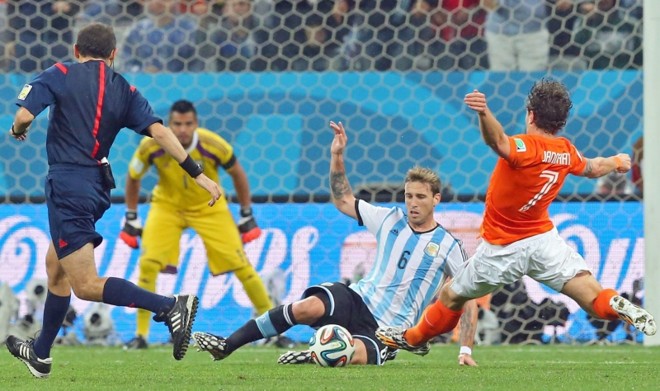 O holandês Daryl Janmaat faz lance em frente ao gol | 