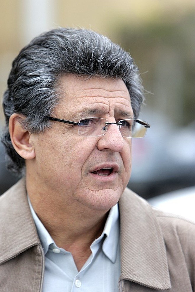 O ex-meia atleticano Nivaldo Carneiro compareceu ao enterro do amigo Assis com quem foi campeão paranaense em 1982 e terceiro colocado no Brasileirão de 1983 | 