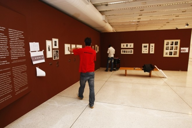 Museografia respeitou o tom intimista da exposição, que traz 240 fotografias |