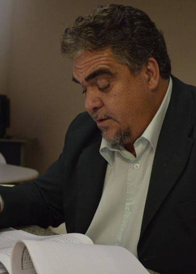 Mauri Viana Nome: Mauri Viana Pereira Naturalidade: Sertãozinho (PR) Partido: PRP Biografia: Viana tem mais de 27 anos de experiência no movimento sindical. No início dos anos 90, foi presidente do Sindicato Rural de Manoel Ribas e fundou o Sintracoop, em Guarapuava. Em 2007, o candidato de 50 anos fundou a Federação Nacional dos Trabalhadores Celetistas nas Cooperativas no Brasil (Fenatracoop), da qual é presidente licenciado. | 