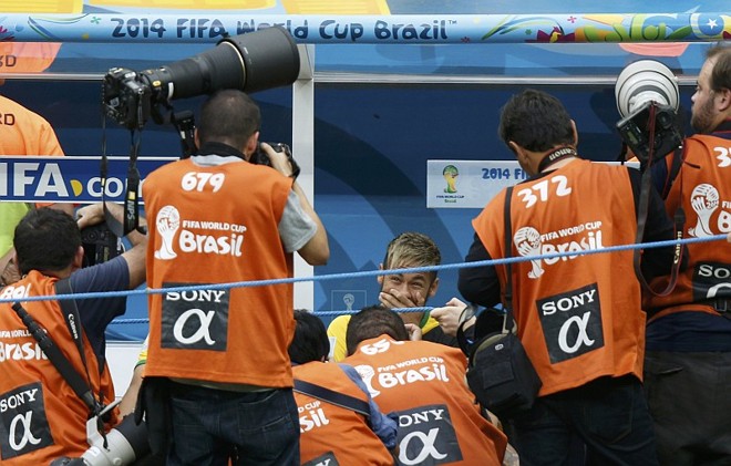 Neymar recebe assédio dos fotógrafos no banco de reservas brasileiro |
