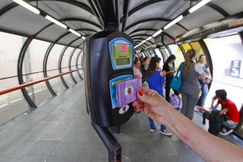 Cartão tradicional também poderá ser usado para a tarifa domingueira, de R$ 1,50 | Daniel Castellano/ Gazeta do Povo