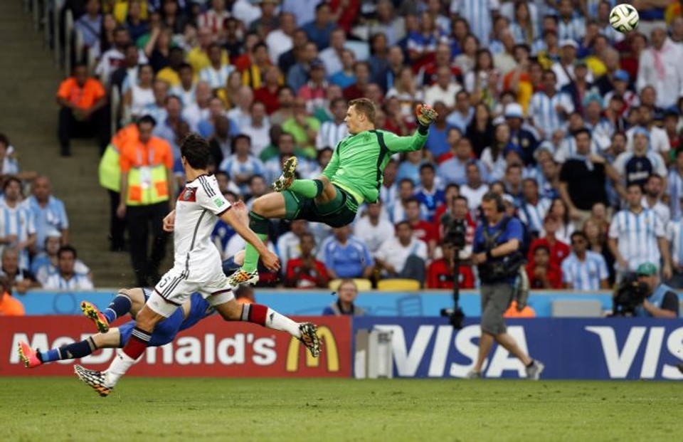 O goleiro Neuer divide bola com o argentino Higuaín | Albari Rosa / Gazeta do Povo
