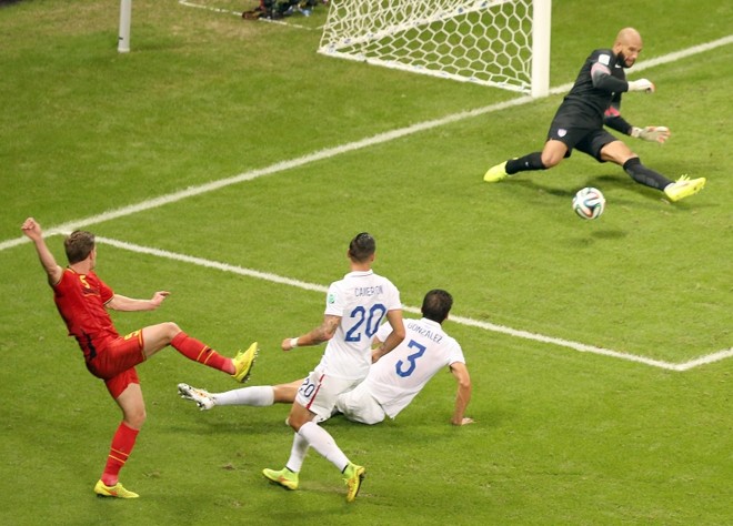 Tim Howard, goleiro dos Estados Unidos, defende lance do belga Jan Vertonghen |