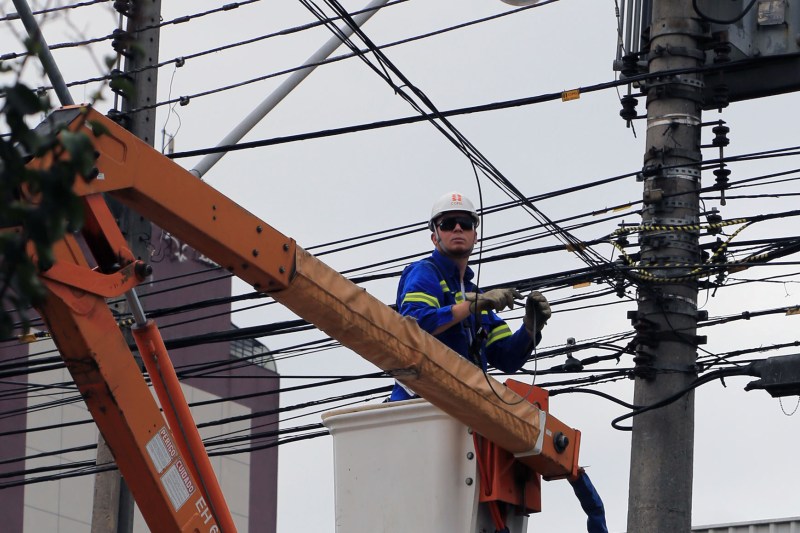 Cabeamentos irregulares são retirados desde abril pelo poder público e pela Copel | Divulgação/SMCS