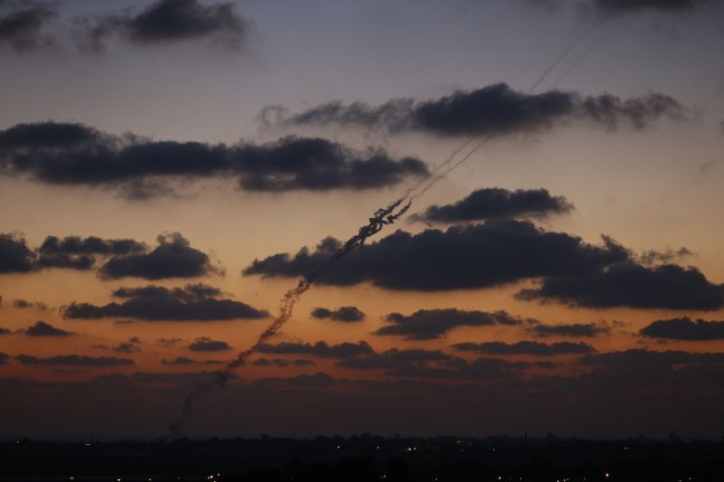Rastro de fumaça deixado por um foguete lançado do norte da Faixa de Gaza, em direção a Israel. Último cessar-fogo em nome de ajuda humanitária não impediu bombardeios dos dois lados | Baz Ratner/Reuters