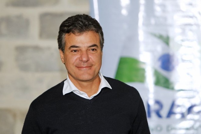 Beto Richa é o atual governador do Paraná pelo PSDB. Com 49 anos, é engenheiro civil natural de Londrina. Foi eleito prefeito de Curitiba em 2004 e reeleito para o cargo em 2008. Foi eleito em 2010 para o governo do Paraná e busca a reeleição. |