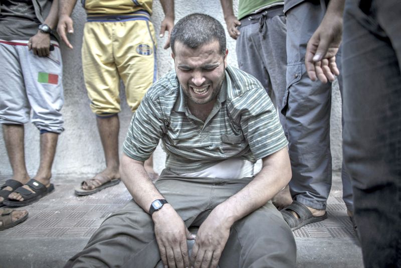 Palestino chora a morte de três crianças na entrada do necrotério do hospital de Shifa, na Faixa de Gaza | EFE