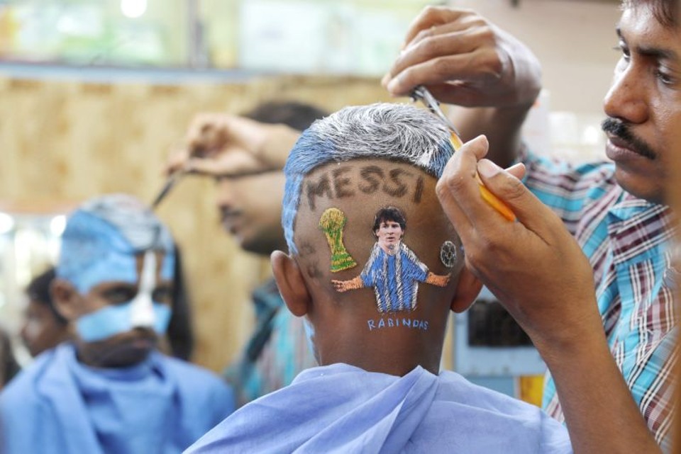 Veja imagens deste sábado (12) pelo mundo Fã da Seleção Argentina, o indiano Akash Kumar foi a um salão de Calcutá preparar um penteado especial para a final da Copa do Mundo, que será disputada neste domingo, no Maracanã, entre Argentina e Alemanha | Piyal Adhikary/Efe/Epa