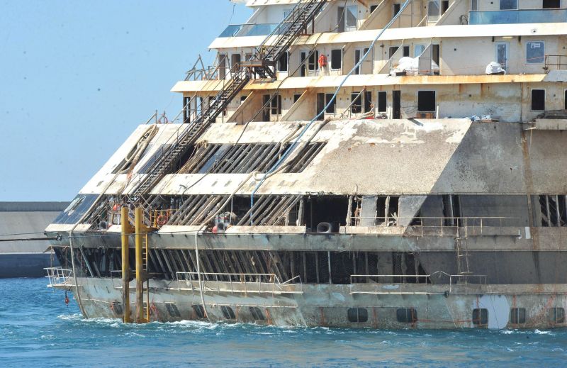 Navio naufragou no dia 13 de janeiro de 2012, na Ilha de Giglio, depois de se chocar contra um rochedo | Efe / Paolo Zeggio