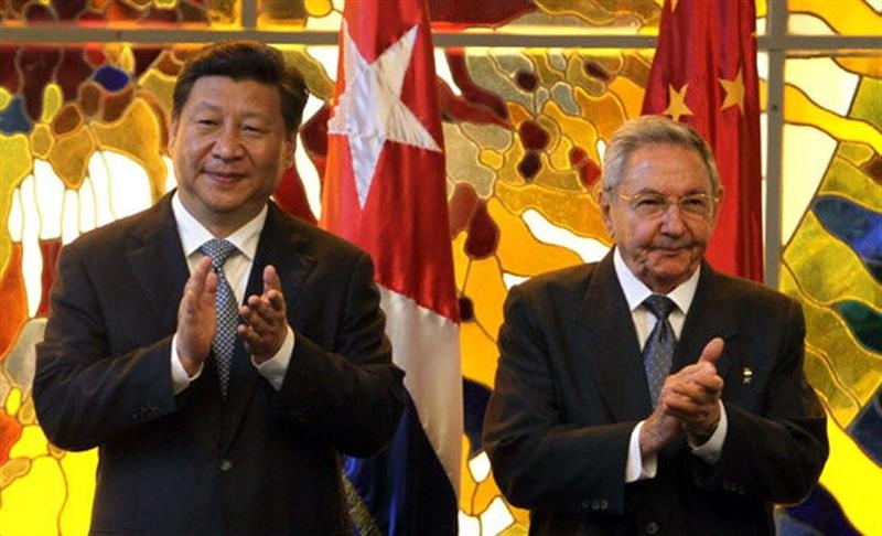 Xi Jinping (à esq.) e Raúl Castro participam de cerimônia em Havana, Cuba | EFE/Ismael Francisco/Cubadebate