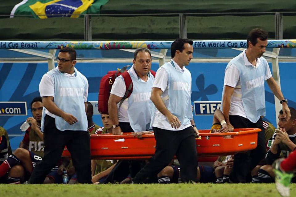 Neymar deixa o gramado do Castelão de maca: comoção pela contusão do craque. | Albari Rosa/ Gazeta do Povo