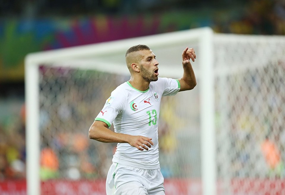 Islam Slimani comemora o gol marcado em Curitiba contra a Rússia. Argélia doou toda a premiação para população palestina | Giuliano Gomes / Gazeta do Povo