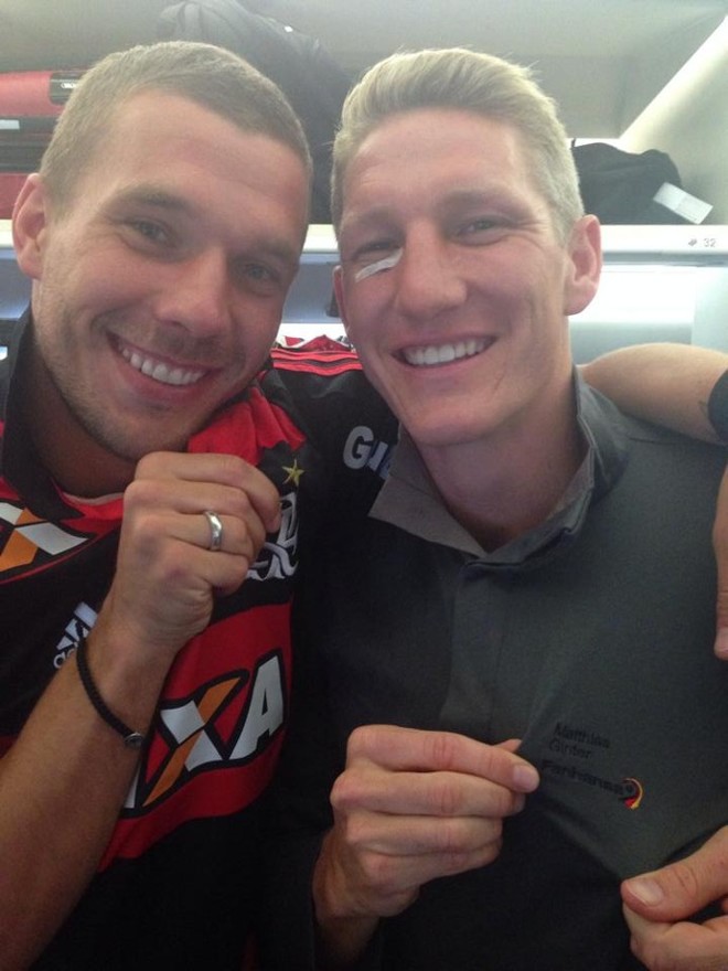 Podolski e Schweinsteiger no avião que levará os campeões alemães a Berlim |