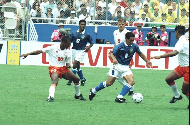 1994: Brasil 3 x 2 Holanda.Um dos jogos mais emocionantes da história das Copas teve um primeiro tempo sem gols. O placar em Dallas começou a se movimentar no segundo tempo. Romário fez o primeiro 8 minutos e Bebeto ampliou aos 18. Mas a Holanda reagiu com Bergkamp aos 19 e empatou com Winter aos 31. Porém, brilhou a estrela de Branco, lateral-esquerdo que vinha contestado e recuperou a posição de titular por causa da expulsão de Leonardo contra os EUA. Uma bomba de falta aos 36 minutos selou o caminho do Brasil para as semifinais e depois para o Tetra. | 