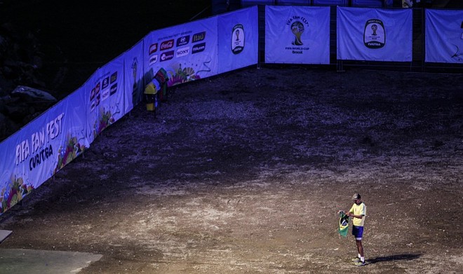 Torcedor solitário carrega bandeira na Fan Fest curitibana |