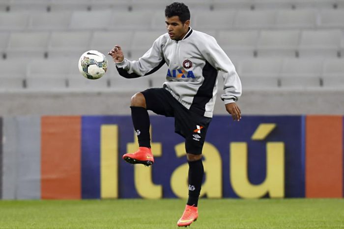 Éderson não esconde carinho pelo Atlético na despedida para jogar nos Emirados Árabes Unidos | Felipe Rosa / Tribuna do Paraná