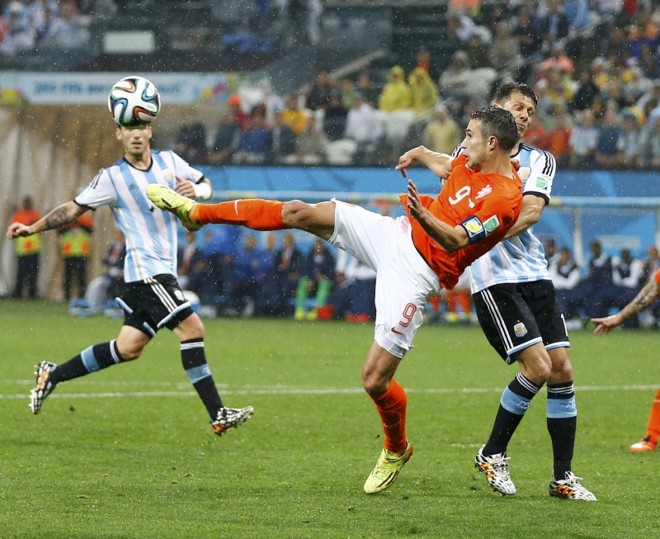 Van Persie briga com Martin Demichelis pela posse de bola | 