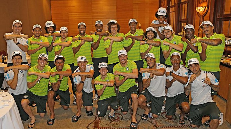 Jogadores posam com a saudação a Neymar. Daniel Alves faz 1 e 0 com as mãos | Ricardo Stuckert / CBF