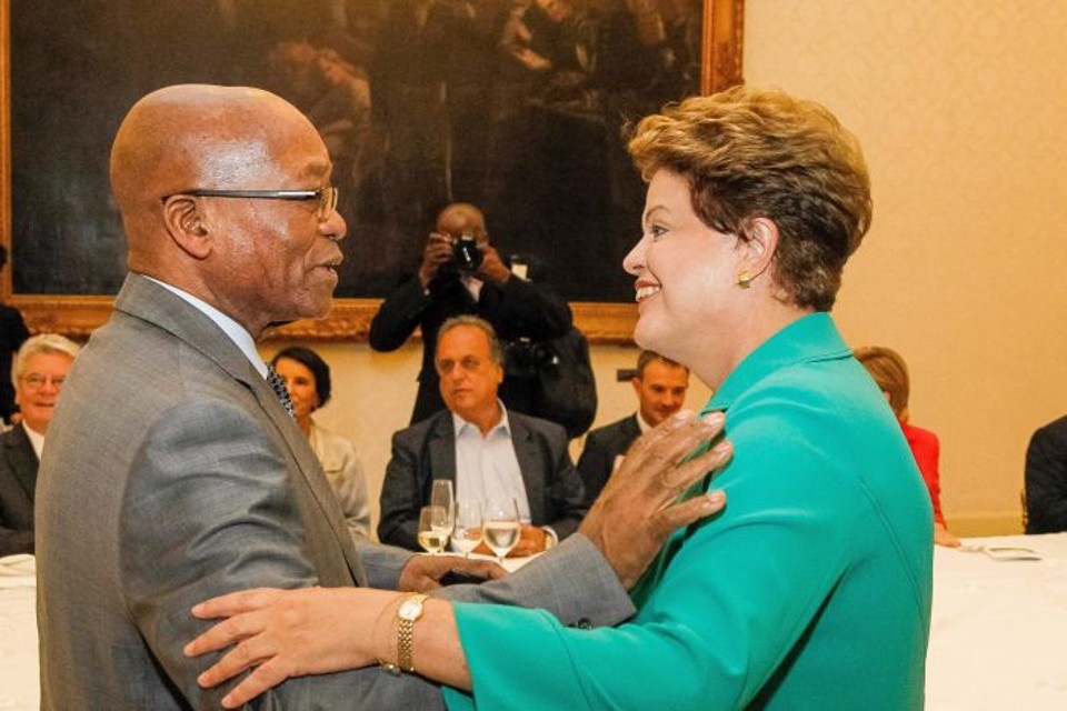 Jacob Zuma, presidente sul-africano, conversa com Dilma Rousseff durante almoço de chefes de estado, antes da final da Copa do Mundo | Reuters