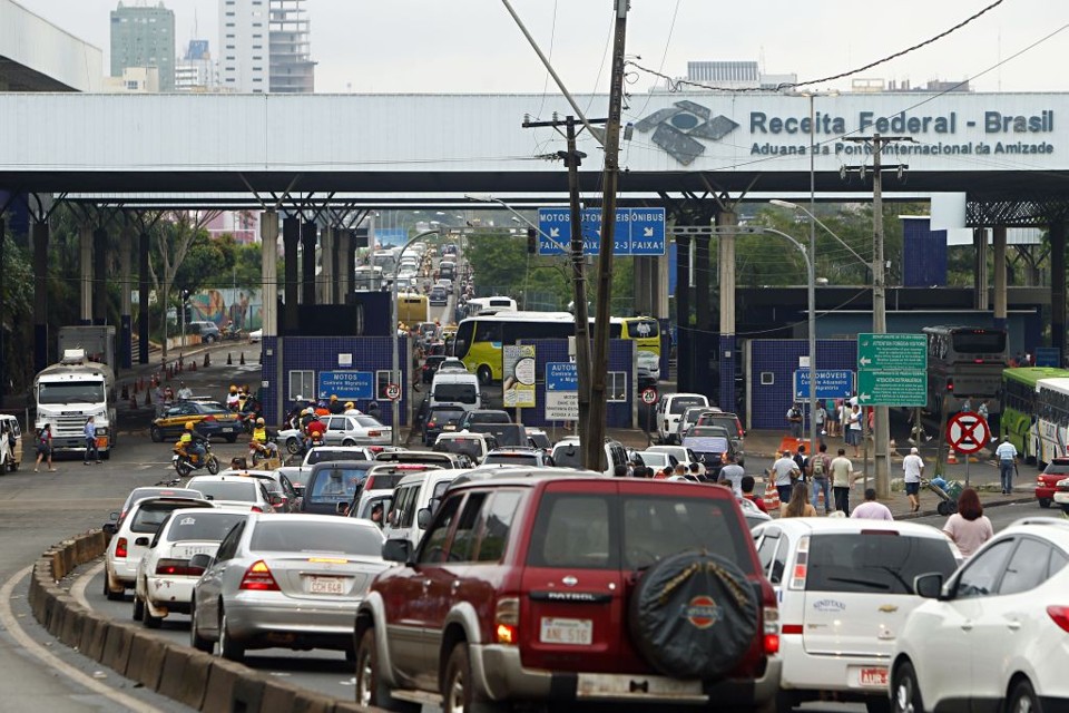 Aduana da Receita Federal, junto à Ponte da Amizade, que une o Brasil e o Paraguai no Paraná | Albari Rosa / Agência de Notícias Gazeta do Povo