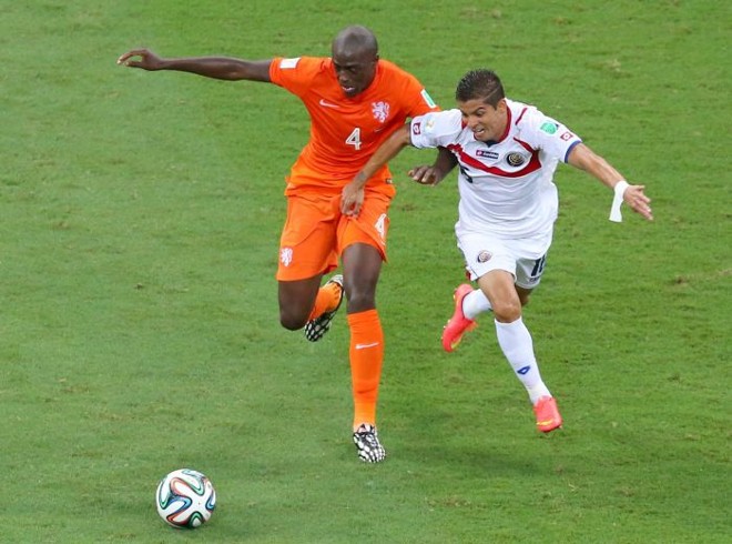 Holandês Bruno Martins Indi disputa bola com o costarriquenho Christian Gamboa |