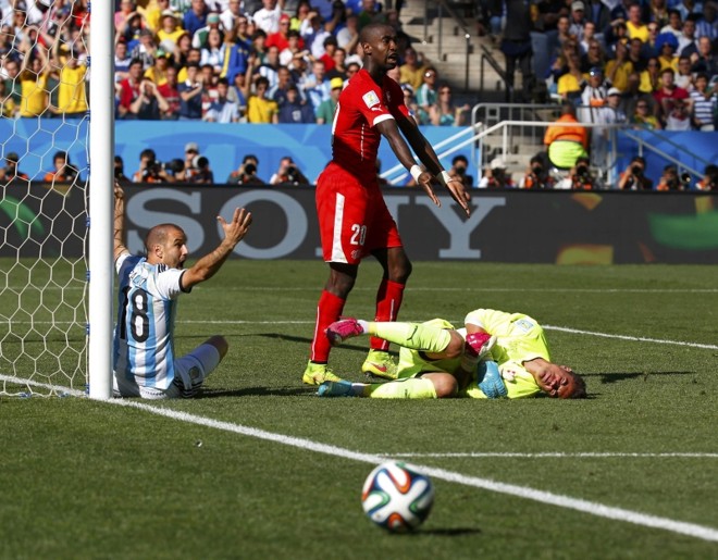Djourou protesta por falta no goleiro Diego Benaglio, que foi derrubado em campo pelo argentino Rodrigo Palacio |