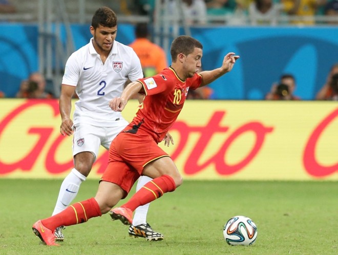 DeAndre Yedlin e Eden Hazard durante partida na Arena Fonte Nova, em Salvador |
