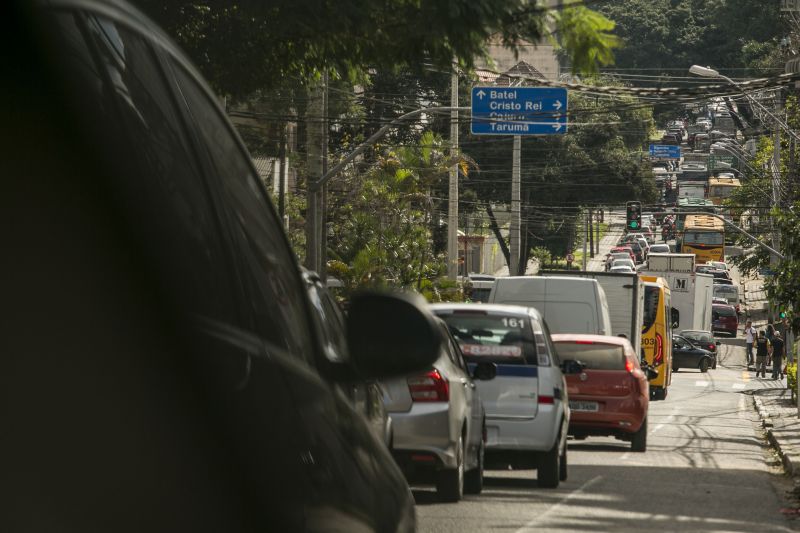 Carros em Curitiba: débitos com o Imposto sobre a Propriedade de Veículos
Automotores (IPVA) poderá ter um parcelamento especial em alguns casos | Marcelo Andrade/Gazeta do Povo