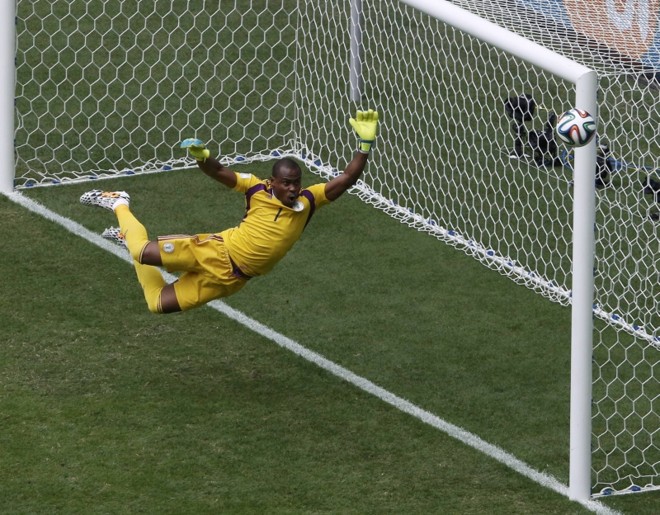 Goleiro da Nigéria Vincent Enyeama pula para fazer defesa em partida contra a França | 