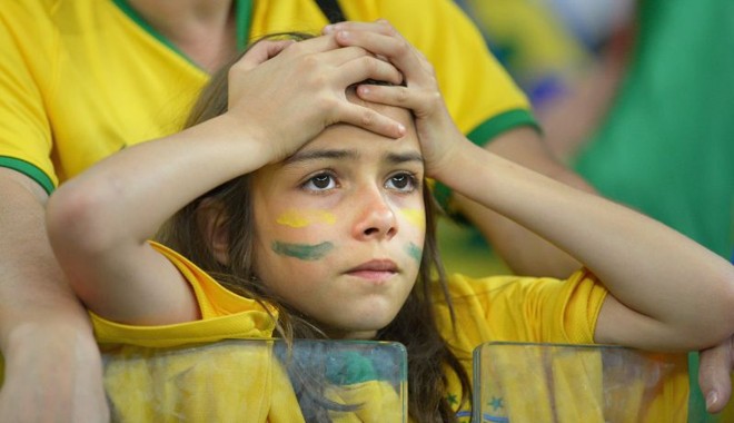 Sete gols: pequena torcedora não acredita no que vê | 