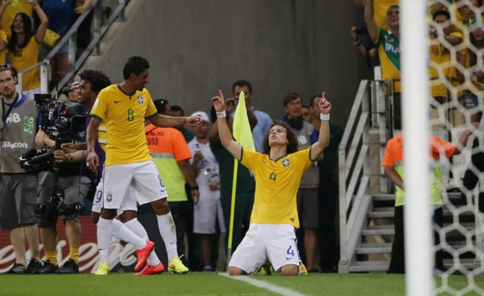 David Luiz comemora gol de vantagem sobre a Colômbia | Albari Rosa/Gazeta do Povo