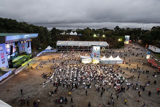 Com capacidade reduzida, Fan Fest teve cadeiras para os espectadores |