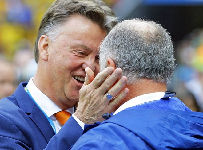 Após trocarem farpas durante toda a Copa, Felipão e Van Gaal se abraçaram antes da partida |