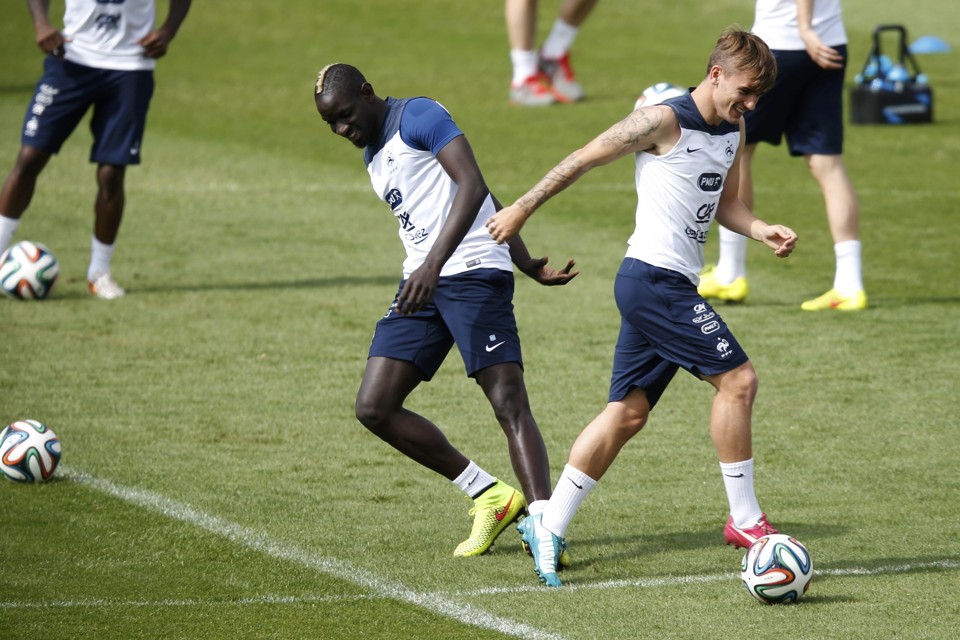 Sakho (à esquerda) em treino da França | Charles Platiau/EFE
