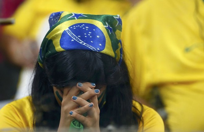 Torcedora brasileira reage à goleada da Alemanha | 