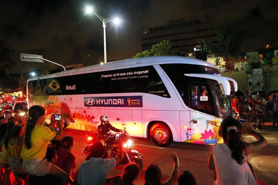 Seleção foi recebida por fãs em Fortaleza | Albari Rosa/Gazeta do Povo