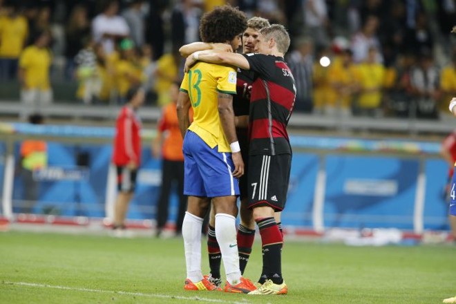 Alemães Schweinsteiger e Muller consolam o brasileiro e colega de Bayern de Munique Dante | 