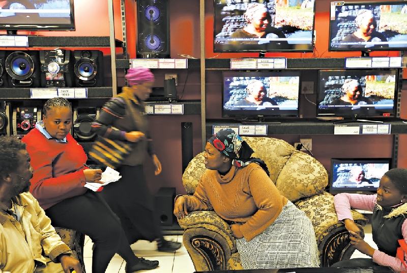 Negros da classe média agora gastam mais do que os brancos do mesmo segmento na África do Sul. Uma loja em Daveyton | joao silva/The New York Times