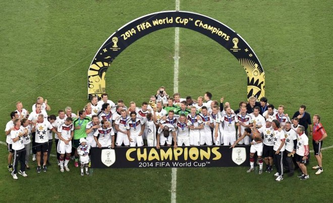 Alemanha comemora o título da Copa do Mundo no gramado do Maracanã |