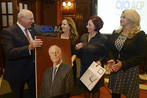 O presidente da Associação Comercial do Paraná, Edson Ramon, com as vice-presidentes Bernardete Zagonel, Edda Deiss de Mello e Silva e Jandira Scussel (da esq. para a dir.), que lhe presentearam com um retrato a óleo pintado pelo artista paranaense Vilmar Lopes, durante jantar no Graciosa Country Club | Suellen Lima