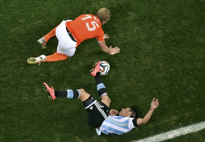 Dirk Kuyt e Enzo Perez caem em campo durante disputa por posse de bola | 