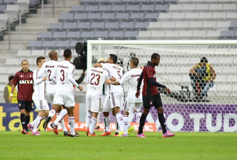 Atleticanos Marcos Guilherme e Marcelo lamentam enquanto Fluminense comemora gol na vazia Arena da Baixada | Giuliano Gomes / Gazeta do Povo