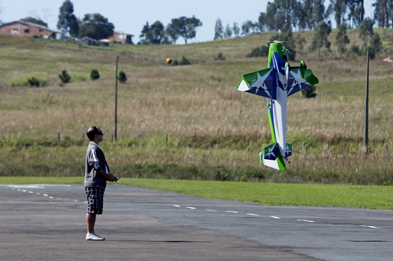 Fábio Machado, bicampeão paranaense de aeromodelismo, gosta de inventar manobras, sair do voo normal | Antônio More/ Gazeta do Povo