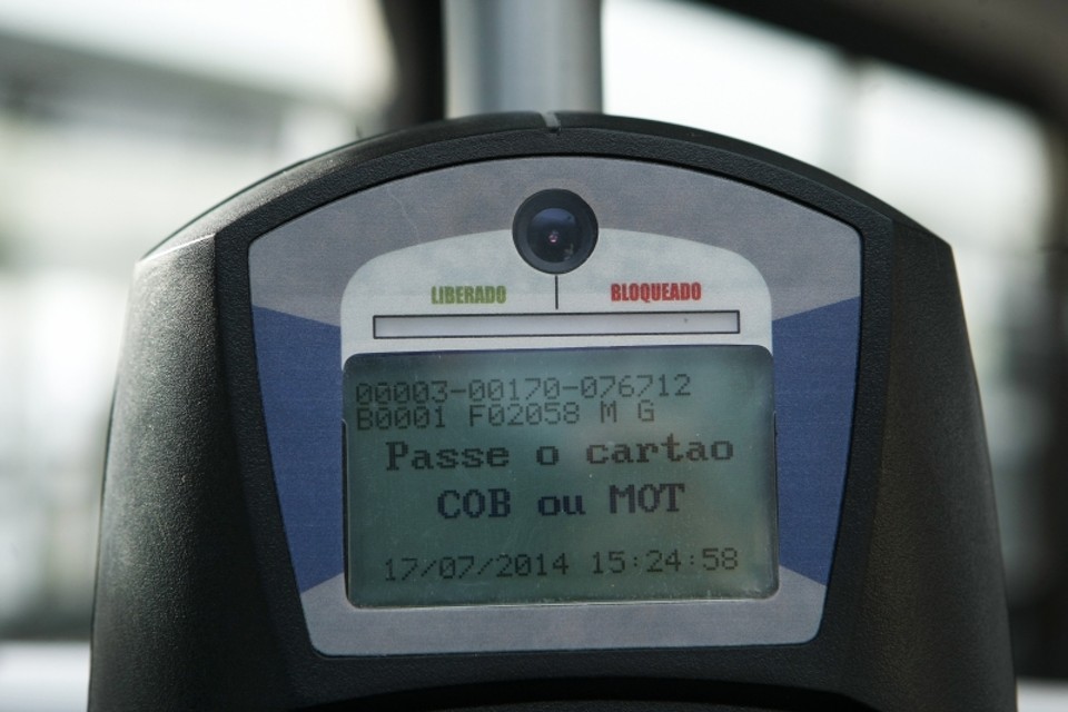 Câmera faz três imagens, em questão de segundos, para a verificação das características do rosto dos passageiros | André Rodrigues/ Gazeta do Povo